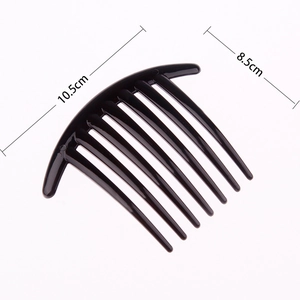 Detailed dimensions of 7-tooth black plastic hair comb measuring 10.5cm by 8.5cm