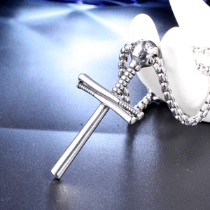 Pendentif croix en acier inoxydable avec batte de baseball et gant sur chaîne argentée