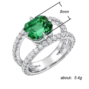 Anello con pietra verde taglio smeraldo e dettagli in zirconia cubica da 8mm