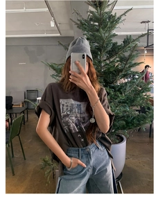 Detail van een donkergrijze gebreide muts gecombineerd met een casual outfit in een café