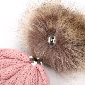 Bonnet en tricot rose avec pompon en fausse fourrure marron amovible par bouton-pression