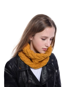 Detailaufnahme des senfgelben Strickschals mit klassischem Zopfstrickmuster für Damen