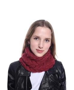 Detailansicht eines burgunderroten Strickschals mit Zopfmuster zur schwarzen Lederjacke