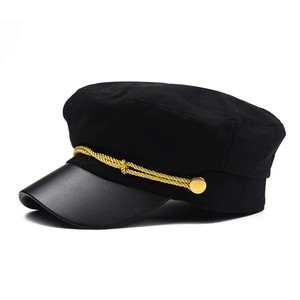Casquette de marin noire en coton avec visière en cuir et corde tressée dorée élégante