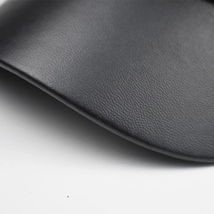 Macro de la texture du cuir PU noir avec grain litchi sur le bord d'une casquette