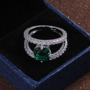 Dettaglio anello in argento S925 con zircone verde smeraldo quadrato e doppia fascia pavé