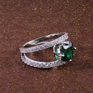 Anello a doppio strato in argento con pietra verde quadrata e zirconi bianchi lucidi