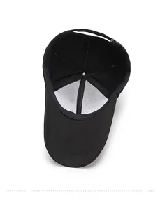 Dettaglio dell'interno del cappello da baseball nero con fodera bianca e fibbia in metallo