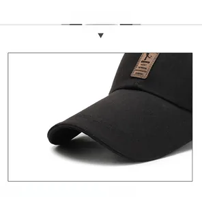 Dettaglio ravvicinato della toppa in pelle marrone su un cappello da baseball nero