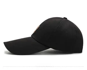 Vista laterale di un cappellino da baseball nero con elegante toppa in pelle marrone