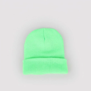 Dettaglio del berretto in maglia verde fluo con risvolto largo per il calore invernale