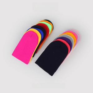Lay flat di berretti colorati in maglia a costine che mostrano una vasta gamma di colori