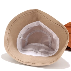 Détail intérieur du bob kaki montrant la bande de propreté et les coutures nettes