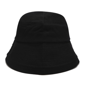 Détail du chapeau bob noir montrant les coutures renforcées du bord et la texture coton