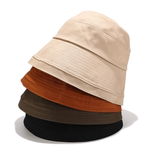 Chapeau bob minimaliste en toile décliné en quatre coloris neutres pour l'extérieur