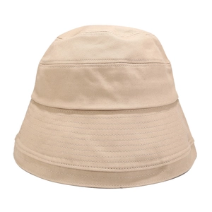Détail du chapeau bob beige montrant la texture en sergé et le bord surpiqué