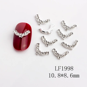 Makroaufnahme silberner V-förmiger Nagelkunst-Anhänger mit funkelnden Strasssteinen 10,8x8,6mm