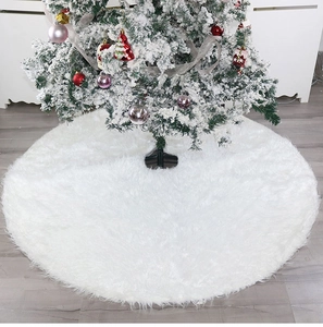 Gros plan d'un tapis de sapin de Noël blanc en peluche sur un sol en bois chaleureux