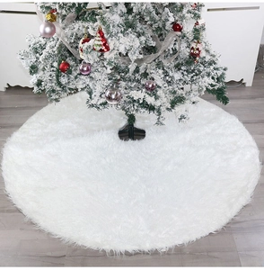 Gros plan d'un tapis de sapin de Noël en fausse fourrure blanche douce et pelucheuse