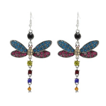 Dettaglio di orecchini a libellula con strass variopinti e gemme di diversi colori