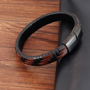 Gros plan du bracelet en cuir tressé pour homme avec fermoir magnétique en acier