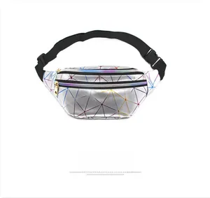 Nahaufnahme der silbernen Laser-Gürteltasche mit schillernden geometrischen Mustern