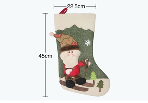 Detailansicht der 45 cm großen Filz-Weihnachtssocke mit 3D-Nikolaus und Maßangaben
