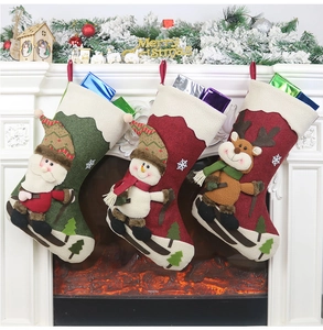 Detailansicht der 3D-Weihnachtssocken mit Weihnachtsmann am festlich dekorierten Kamin
