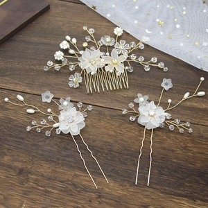 Detailset aus handgefertigtem Brauthaarkamm und Nadeln mit Perlen und Kristallblüten