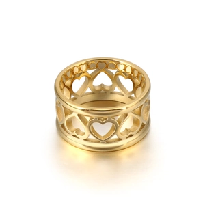 Eleganter Ring aus goldenem Titanstahl mit hohlem Herzmuster in minimalistischem Design