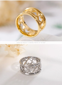 Detailansicht goldener und silberner Titanringe mit durchbrochenem Herzmuster-Design