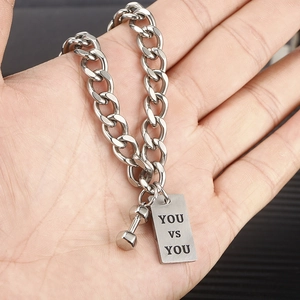 Dettaglio del bracciale a catena barbazzale argento con manubrio e incisione YOU VS YOU