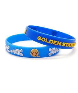 Dettaglio di braccialetti in silicone blu acceso con scritte atletiche in giallo
