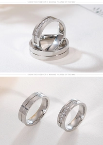 Détail des bagues de couple avec un anneau pavé de zircons et un anneau rainuré poli