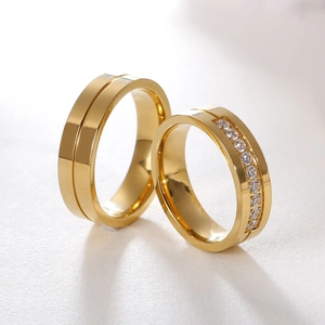 Bagues de couple assorties en acier titane doré avec zircone sur fond blanc