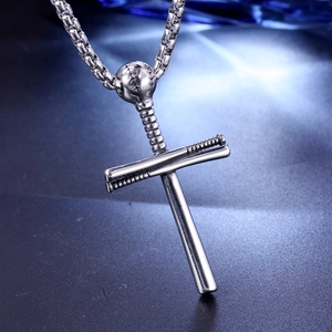 Collier croix baseball en acier inoxydable argenté poli avec détails de batte et chaîne