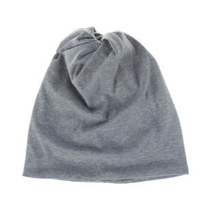Dettaglio della trama in maglia fine e del tessuto in cotone grigio del berretto