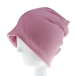 Vista laterale del berretto a maglia rosa chiaro per coda di cavallo su supporto bianco