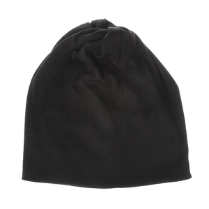 Dettaglio del berretto in maglia nera con trama in cotone morbido e design senza cuciture
