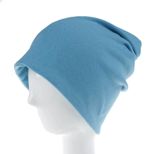 Vista dettagliata della trama del berretto in maglia azzurra su supporto bianco