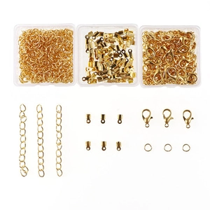 Kit per la creazione di gioielli DIY dorati con anellini, moschettoni e catenine di dettaglio.