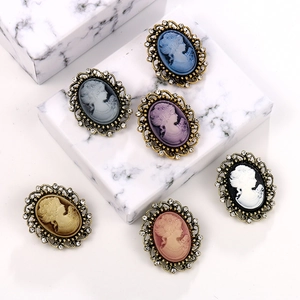 Ensemble de broches camée vintage avec portraits en résine et strass scintillants
