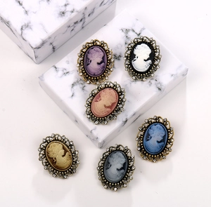 Lot de six broches camée vintage de couleurs variées avec monture strass sur cubes de marbre