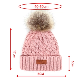 Bonnet en tricot rose pour bébé avec pompon en fourrure et dimensions de 40-50cm