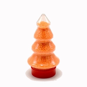 Vue détaillée du sable magique orange dans un sapin de Noël transparent à socle rouge