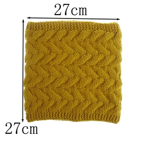 Flach liegender, senfgelber Grobstrick-Loopschal mit den Maßen 27 cm x 27 cm