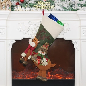 Chaussette de Noël avec renne et bonhomme de neige suspendue à la cheminée