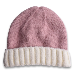 Détail du bonnet en maille rose et beige avec texture côtelée pour le confort hivernal
