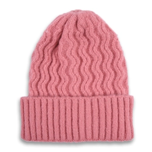 Gros plan détaillé du bonnet en maille rose avec texture ondulée et revers côtelé