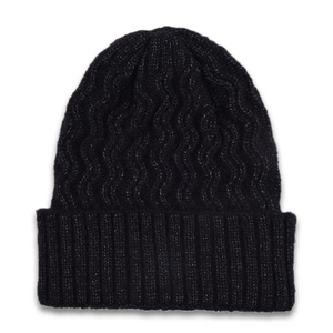 Détail du bonnet en tricot noir montrant la texture ondulée et le large revers côtelé